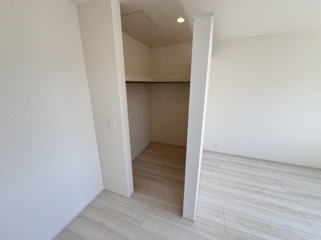 新築　安中市板鼻　Livele Garden.S　１号棟の収納|　主寝室の大型のウォークインクローゼットは収納ラクラク、お部屋スッキリ♪							
