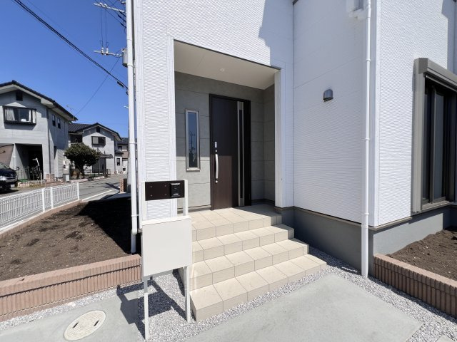 新築　安中市板鼻　Livele Garden.S　１号棟の玄関|　ポストと一体型のTVモニターホンでセキュリティ安心！
