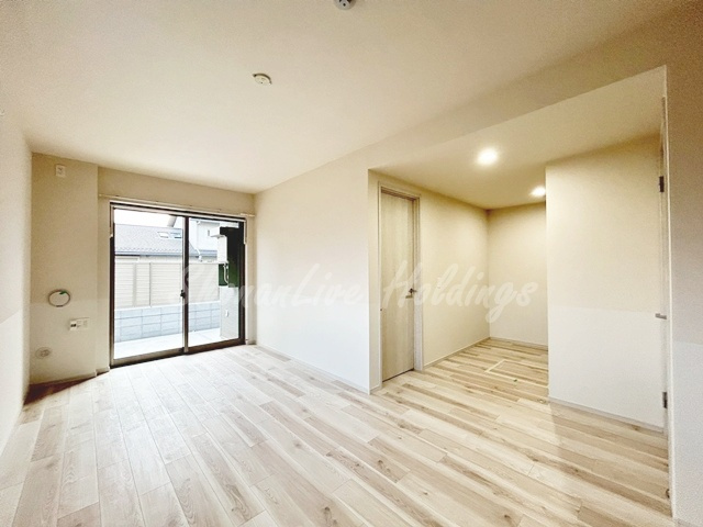 厚木市下荻野のアパートの居間・リビング|同施工物件