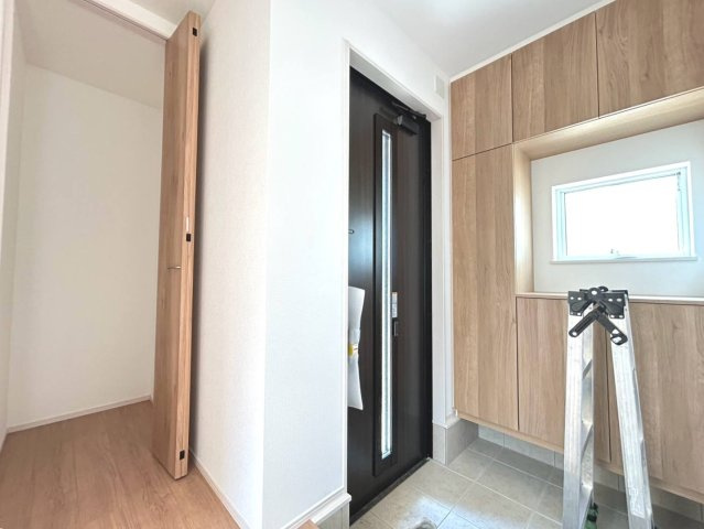 ファーストタウン　一宮市大和町福森第1　全2区画分譲の玄関|大容量のシューズ収納付きで玄関周りもすっきり！玄関ドアからの光が玄関ホールを明るくしてくれます。