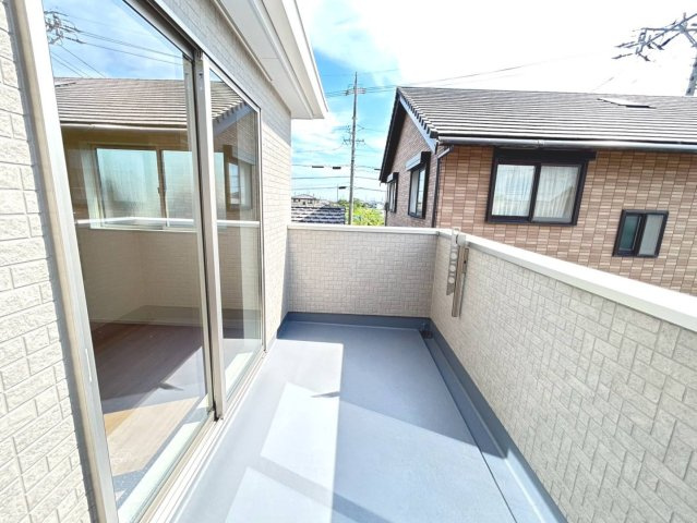 ファーストタウン　一宮市大和町福森第1　全2区画分譲の玄関|大容量のシューズ収納付きで玄関周りもすっきり！玄関ドアからの光が玄関ホールを明るくしてくれます。