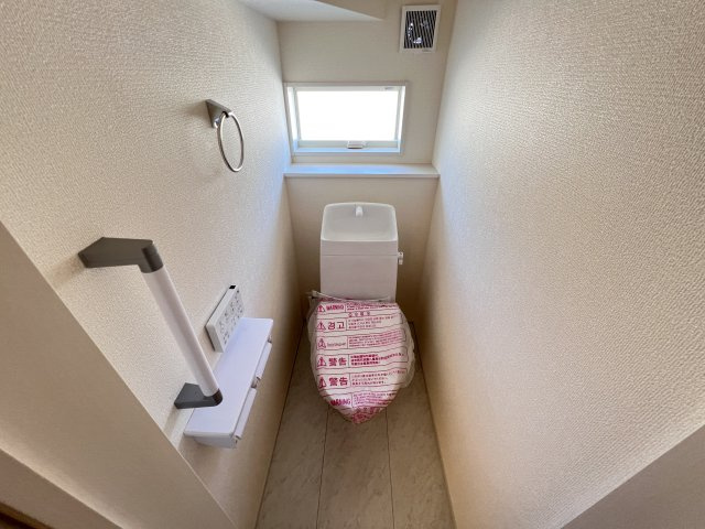 新築　安中市板鼻　Livele Garden.S　2号棟のトイレ|　節水タイプのウォシュレット付きトイレ、水道料節約に一役買います！
