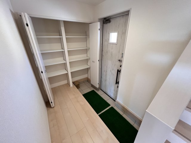新築　安中市板鼻　Livele Garden.S　2号棟の玄関|　約３０足収納できる下駄箱は中で段の高さを調節できるのでブーツ等もきっちりしまえます！
						
