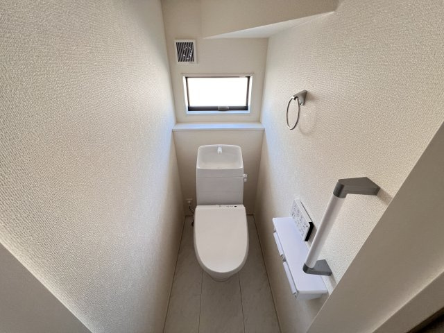 新築　安中市板鼻　Livele Garden.S　3号棟のトイレ|　節水タイプのウォシュレット付きトイレ、水道料節約に一役買います！

