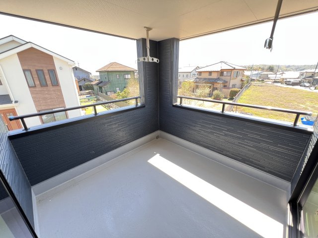 新築　安中市板鼻　Livele Garden.S　3号棟のバルコニー|　インナーバルコニーで少しの雨なら濡れずにすみます。天気が怪しいけど…という悩みも解消ですね!									

