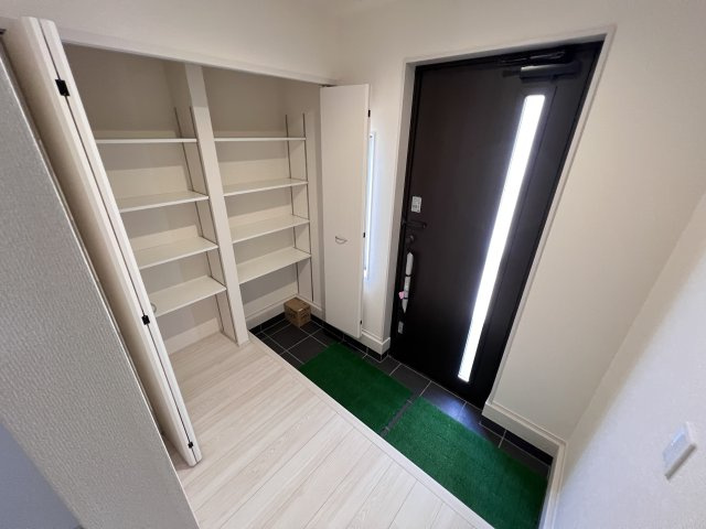 新築　安中市板鼻　Livele Garden.S　3号棟の玄関|　約３０足収納できる下駄箱は中で段の高さを調節できるのでブーツ等もきっちりしまえます！
						
