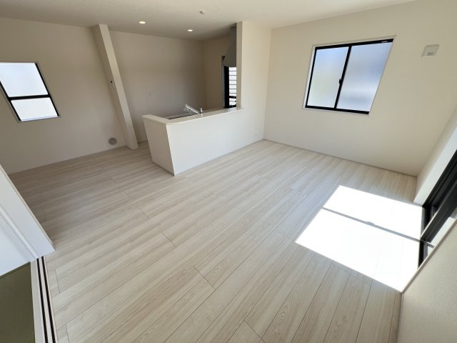 新築　安中市板鼻　Livele Garden.S　3号棟の居間・リビング|　家族の会話が弾む対面キッチン。お子様の様子も確認できて安心ですね。
