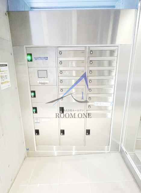 弘進ビルのその他共用部分|集合ポストと宅配ボックスです。