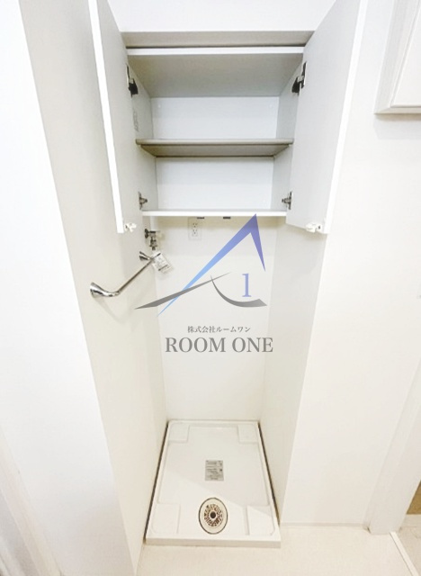 弘進ビルの設備|洗濯機置場です。