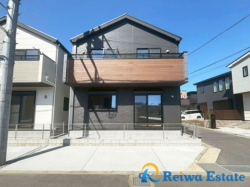 新築戸建　茅ヶ崎市今宿の外観|3方向に開けた角地の一戸建ては、日当たりや風通しが良く、開放感のある暮らしを実現できます。隣家との距離も確保しやすく、プライバシー性やゆとりを感じられる点も魅力です。