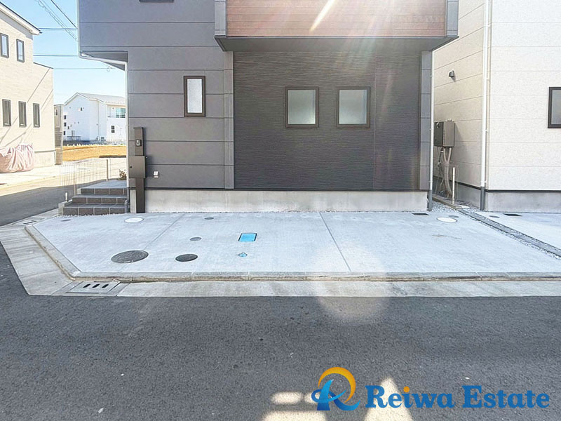 新築戸建　茅ヶ崎市今宿の駐車場|車種により駐車2台可能なカースペース。共働きの世帯や急な来客時に安心ですね。