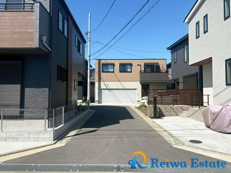 新築戸建　茅ヶ崎市今宿の前面道路含む現地写真|3方向に開けた角地の一戸建てで開放感のある暮らしを実現できます。