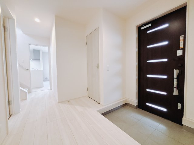 【新築戸建】第9富士見町原之郷　の玄関|■玄関｜毎日の「いってらっしゃい」や「お帰りなさい」を大切なご家族と過ごす玄関は〈使いやすさ〉を追求しております。玄関横の物入は急な来客時でもさっとお片付けできるスペースを確保しています。