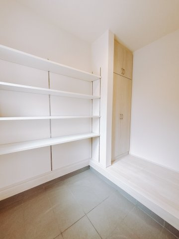 【新築戸建】第9富士見町原之郷　の収納|■玄関｜「玄関から、我が家を心地よく。自然の風や光を感じられる気持ちのいい玄関へ。」永く居心地のいい暮らしを演出する快適性能と安心を両立させたドアを採用しました！