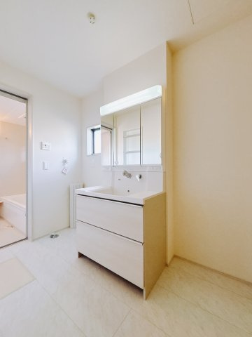 【新築戸建】第9富士見町原之郷　の独立洗面台|■洗面室｜三面鏡の洗面台は鏡の裏が収納ポケットになっているので、ヘアケア用品や歯ブラシなどでごちゃつきがちな洗面台周りがスッキリ片付きます。　