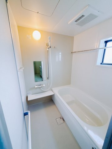 【新築戸建】第9富士見町原之郷　の浴室|■浴室｜足を伸ばしてゆったりと入浴ができる1坪タイプのバスルームです♪備え付けの棚には家族一人一人のシャンプーを分けて置くことができます♪バスルームをいつもすっきりと使えますね♪