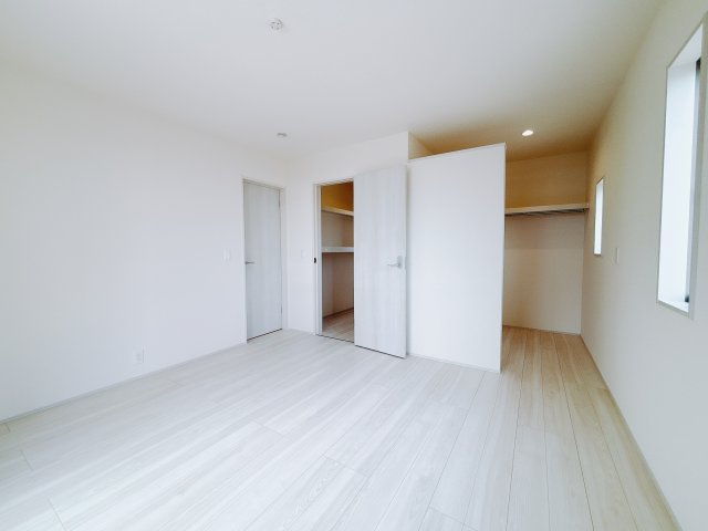 【新築戸建】第9富士見町原之郷　の寝室|■主寝室｜ベッドやテレビなどの大き目の家具を置いても余裕のある広々主寝室です♪家事やお仕事にお疲れなパパ・ママがゆっくりと過ごせる空間です♪