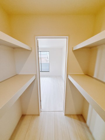 【新築戸建】第9富士見町原之郷　の収納|■WIC｜主寝室には夢のウォークインがございます♪お洋服やバッグだけでなく、増えていくお洋服やご家族での思い出の品もしっかりと収納します( ＾＾ )