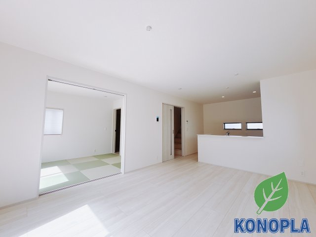 【新築戸建】第9富士見町原之郷　の居間・リビング|■リビング｜窓から射し込む陽射しが縦横に広がり、あたたかな空間が形づくられています。ここはご家族の笑顔集まる憩いの空間です( ＾＾ )