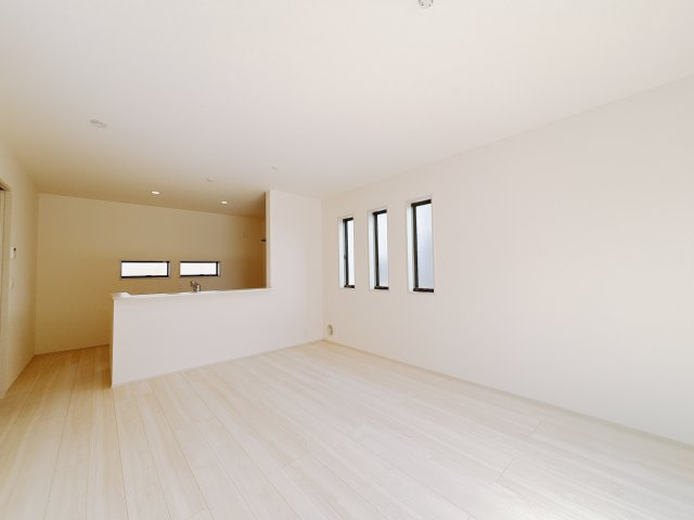 【新築戸建】第9富士見町原之郷　の居間・リビング|■リビング｜陽当たり良好のリビングダイニング♪賃貸では叶わなかった、お友達とのホームパーティや大音量で映画やテレビを楽しむことができます(*^^*)