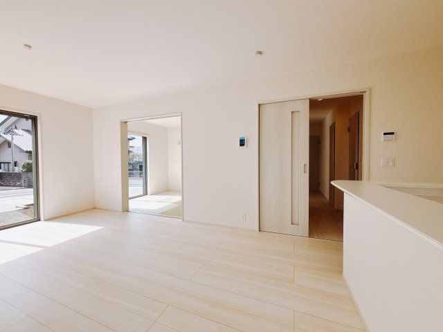 【新築戸建】第9富士見町原之郷　の居間・リビング|■リビング｜落ち着きのある表情を見せるリビングダイニング。太陽の光がたっぷり差し込むリビングは、自然とご家族が集まる居心地の良い空間です。