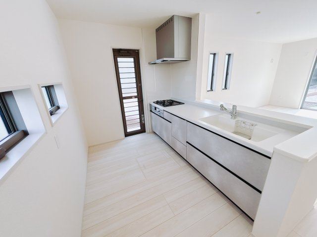 【新築戸建】第9富士見町原之郷　のキッチン|■キッチン｜作業がはかどる広々カウンタースペース。会話がはずむ「オープンキッチン」なので家族とのコミュニケーションも活発になります。