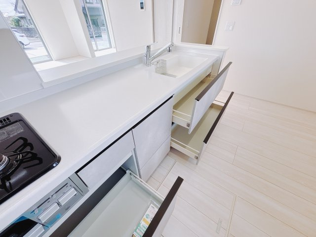 【新築戸建】第9富士見町原之郷　のキッチン|■キッチン｜全スライド式収納キッチン♪お皿や鍋の出し入れもラクラクです（＾＾）！