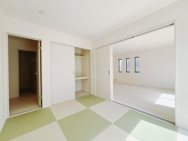 【新築戸建】第9富士見町原之郷　の和室|■1階和室｜意外と場所をとるアイロンがけや、お洗濯物を畳むときにも広々と使うことができ、ちょっと一休みしたいとき、すぐに横になれるのも魅力です♪