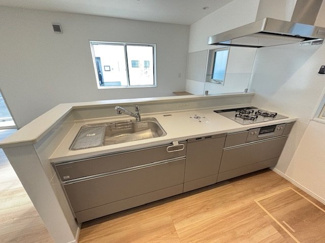 【キッチン】 | 佐伯区皆賀1丁目（全4区画）No１ | 使いやすい3口コンロのシステムキッチンです