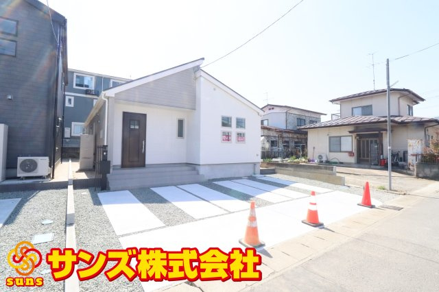 郡山市安積４丁目　　　１号棟　　　安積第３小学校、安積第２中学区の外観|北東側から見た駐車場を含む外観