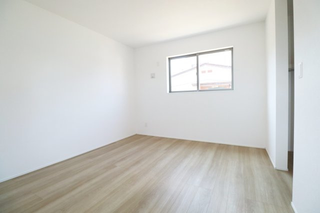 郡山市安積４丁目　　　１号棟　　　安積第３小学校、安積第２中学区の洋室