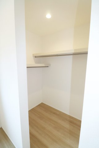 郡山市安積４丁目　　　１号棟　　　安積第３小学校、安積第２中学区の洋室