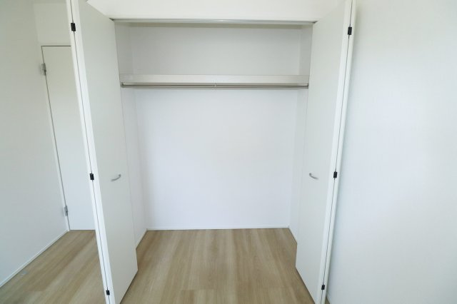 郡山市安積４丁目　　　１号棟　　　安積第３小学校、安積第２中学区の洋室