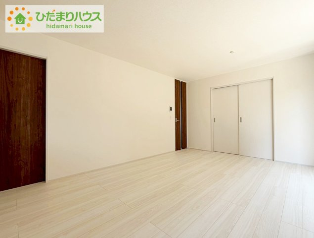 いわき市平南白土２期　新築戸建　3号棟の居間・リビング|リビング大きな窓からは、暖かな日の光が降り注ぎます・・・
