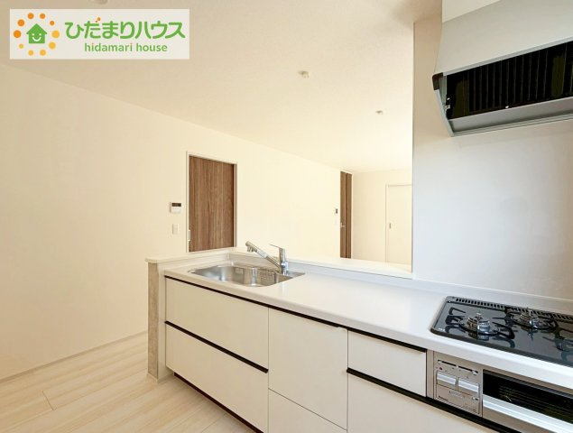 いわき市平南白土２期　新築戸建　3号棟のキッチン|コンロは嬉しい3口コンロ！シンクはつなぎ目なしでお掃除も簡単です♪