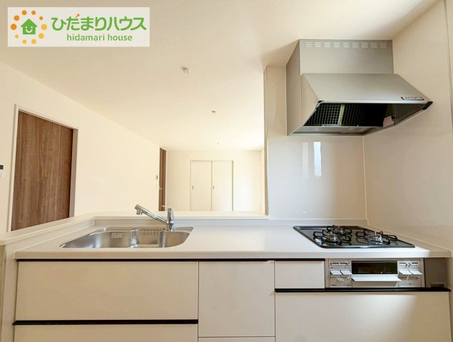 いわき市平南白土２期　新築戸建　3号棟のキッチン|料理をしながらでも、ご家族との会話を楽しめる対面式キッチン