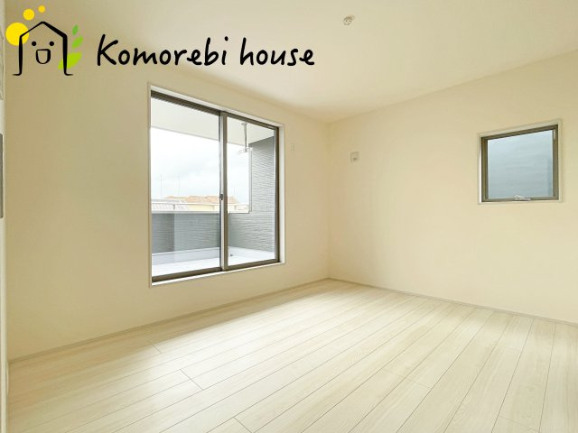 白岡市白岡　8期　新築一戸建て　リーブルガーデン　01の寝室|開放的な寝室です
