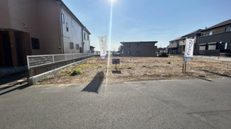 【前面道路含む現地写真】 | 千葉市稲毛区宮野木町　総武線　「稲毛」駅 | お散歩も快適な緑に恵まれた住宅地は、伸び伸びスローライフを叶えてくれます。自然豊富な季節の移ろいを身近に感じられる環境。小学校や幼稚園・保育園が徒歩圏内♪家庭も、安心して新生活をスタートできますね♪♪