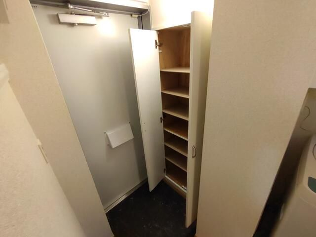 レオパレスブラウンハウスの玄関