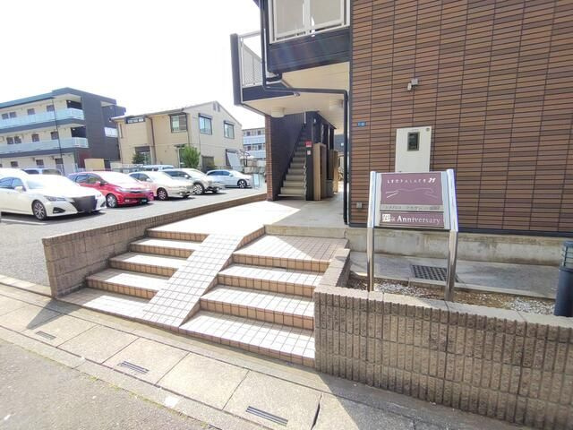 レオパレスブラウンハウスのエントランス