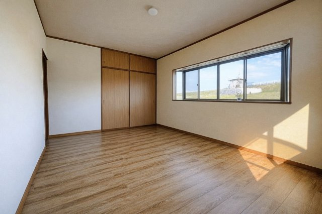 大塚町2丁目の洋室|【７．５帖】家族一人ひとりの大切なプライベート空間。趣味に合わせて使って頂けるようシンプルに仕上げてあります。暮らし心地を大きく左右する収納を、適材適所に配置し使い勝手を考慮しました。