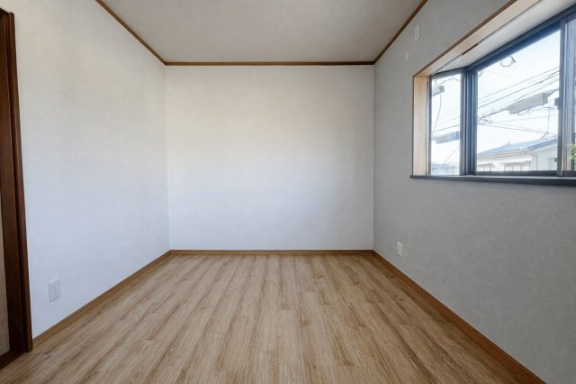 大塚町2丁目の洋室|【６帖】木調の味わいと高い機能性でくつろぎの空間をちょっとした工夫で暮らしをより良く、お手入れも簡単に生活できます