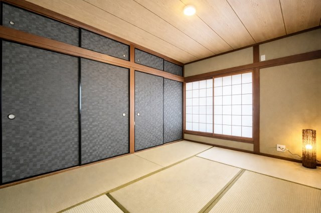 大塚町2丁目の和室|【６帖】落ち着いた雰囲気を演出してくれる和室！ほっと一息つける空間です。柔らかい畳の上なら、お子様がころんでも安心です