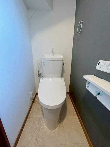 大塚町2丁目のトイレ|標準仕様のすっきりとしたトイレで、お手入れも簡単。毎日快適に使えて、暮らしをさりげなくサポートする機能的な空間です。