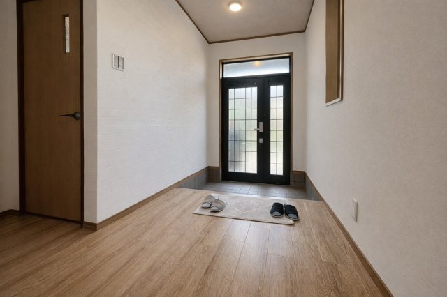 大塚町2丁目の玄関|シンプルな玄関で、住む人のセンスが活きる空間。収納棚を置いたり、装飾を加えたり、自分らしくアレンジできる自由度の高い設計です