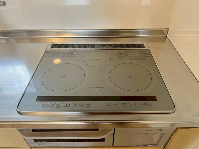 大塚町2丁目の設備|【ＩＨクッキングヒーター】安全でお手入れラクラクのＩＨクッキングヒーター。火を使わず快適に調理でき、毎日のキッチンワークをサポートします。