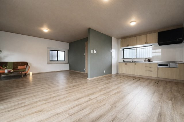 大塚町2丁目の居間・リビング|【１９帖】広々リビングで、家族団らんも来客対応もゆとりのある暮らしに。ソファやダイニングを置いても余裕があり、暮らし方の幅が広がる快適空間です