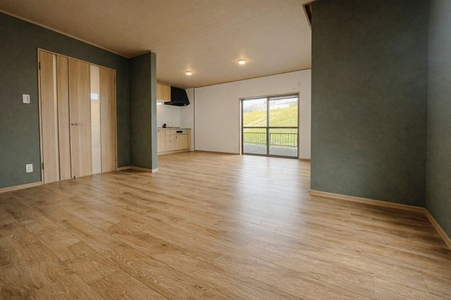 大塚町2丁目の居間・リビング|【１９帖】開放感あふれる広めリビングが、家族の中心に。お子様の遊び場にも、リラックス時間にもぴったり。ゆとりある空間で、毎日の生活がより豊かに。