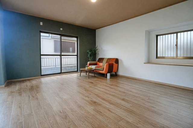 大塚町2丁目の居間・リビング|【１９帖】休日はおひさまの光をたっぷりと取りこめるリビングでゆったりと過ごしませんか？子供たちが元気に笑いながら走り回っても十分な広さの空間です。