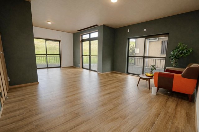 大塚町2丁目の居間・リビング|【１９帖】室内にいても、たっぷりの陽光と爽やかな風を感じて頂ける、開放感あふれるリビングです。ご家族と穏やかに過ごす、心地の良い時間が流れます。